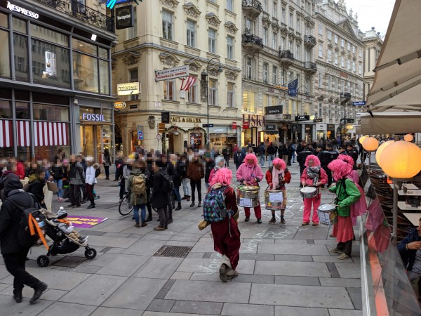 Foto: Menschen mit Trommeln und pinken Perücken